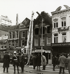 126384 Afbeelding van het nablussen van de brand in de bioscoop Palace (Vredenburg 29) te Utrecht.